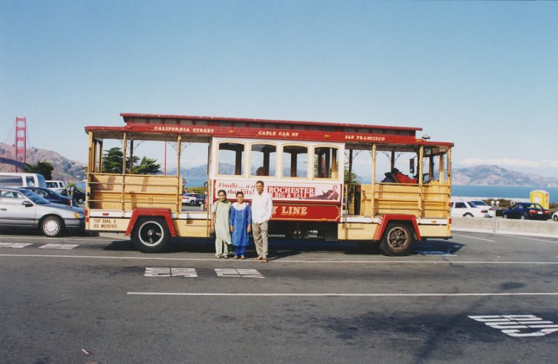 005-Cable car in San Francisco.jpg